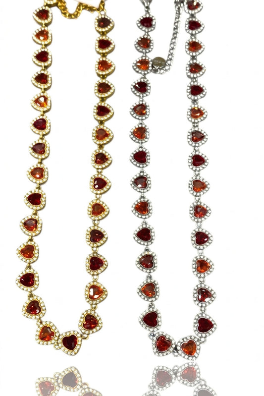 Collana con pietre a forma di cuoricini rossi